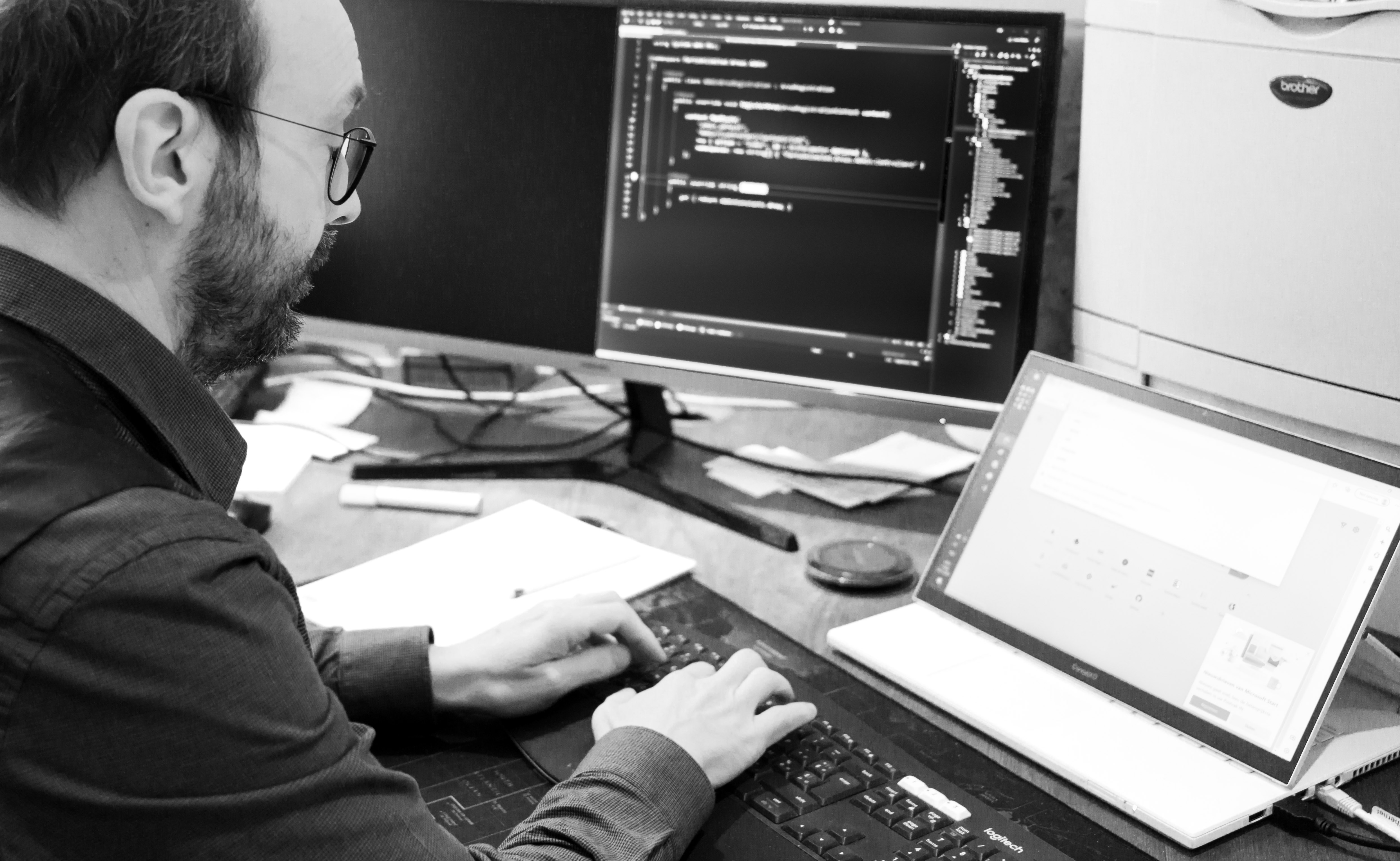 C#-docent Vincent programmeert aan zijn computer in C-sharp.